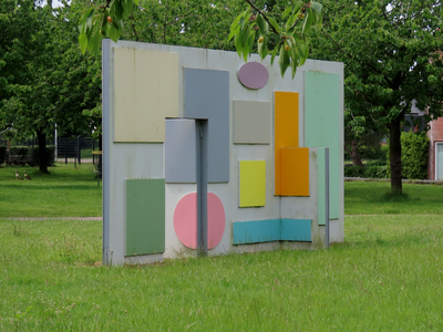 915043 Afbeelding van één zijde van het kunstwerk 'Aan de ene kant, de ander' van Marin Kasimir uit 2022 op het gazon ...